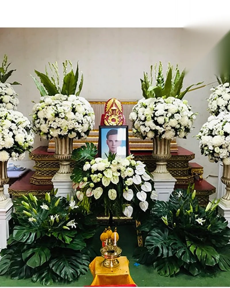 ภายในศาลาบำเพ็ญกุศล จัดดอกไม้หน้าศพโทนขาวพร้อมโต๊ะหมู่บูชา