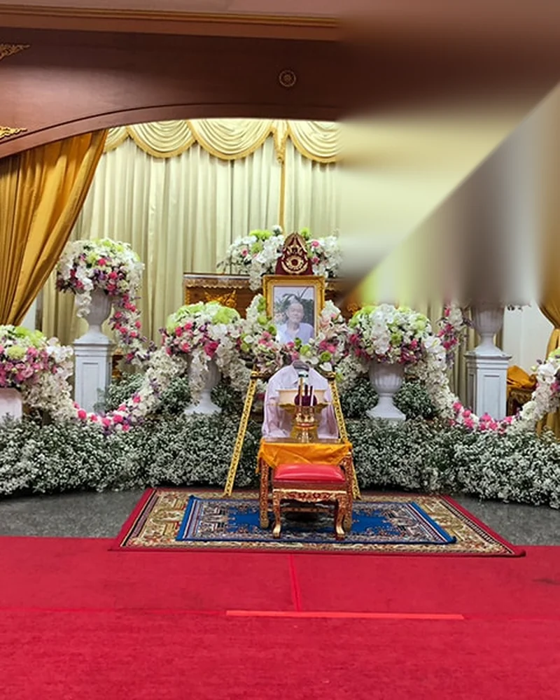 ภายในศาลาบำเพ็ญกุศลที่จัดดอกไม้โทนขาวเหลืองสำหรับงานพิธีของวัด