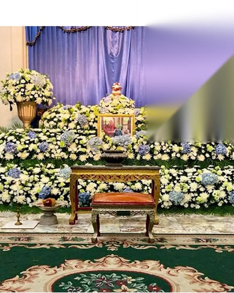 พวงหรีดและดอกไม้ที่ติดตั้งเรียบร้อยภายในศาลาบำเพ็ญกุศลของวัดในกรุงเทพฯ