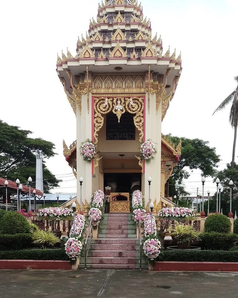 ดอกไม้ประดับเมรุ โทนขาวชมพู รอบฐานเมรุลายปูนปั้น ส่งวัดในกรุงเทพ