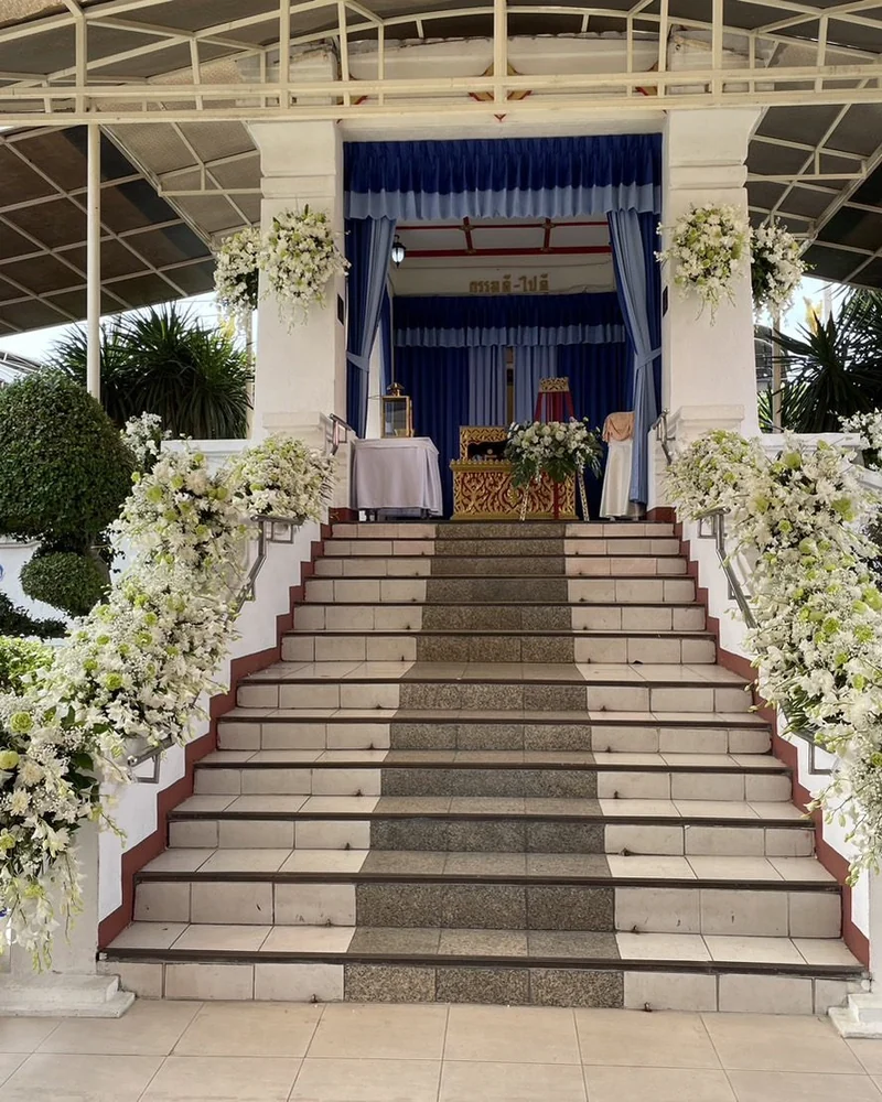 ดอกไม้ประดับเมรุ โทนขาวล้วน สองฝั่งทางขึ้นสู่เมรุ ส่งวัดในกรุงเทพ