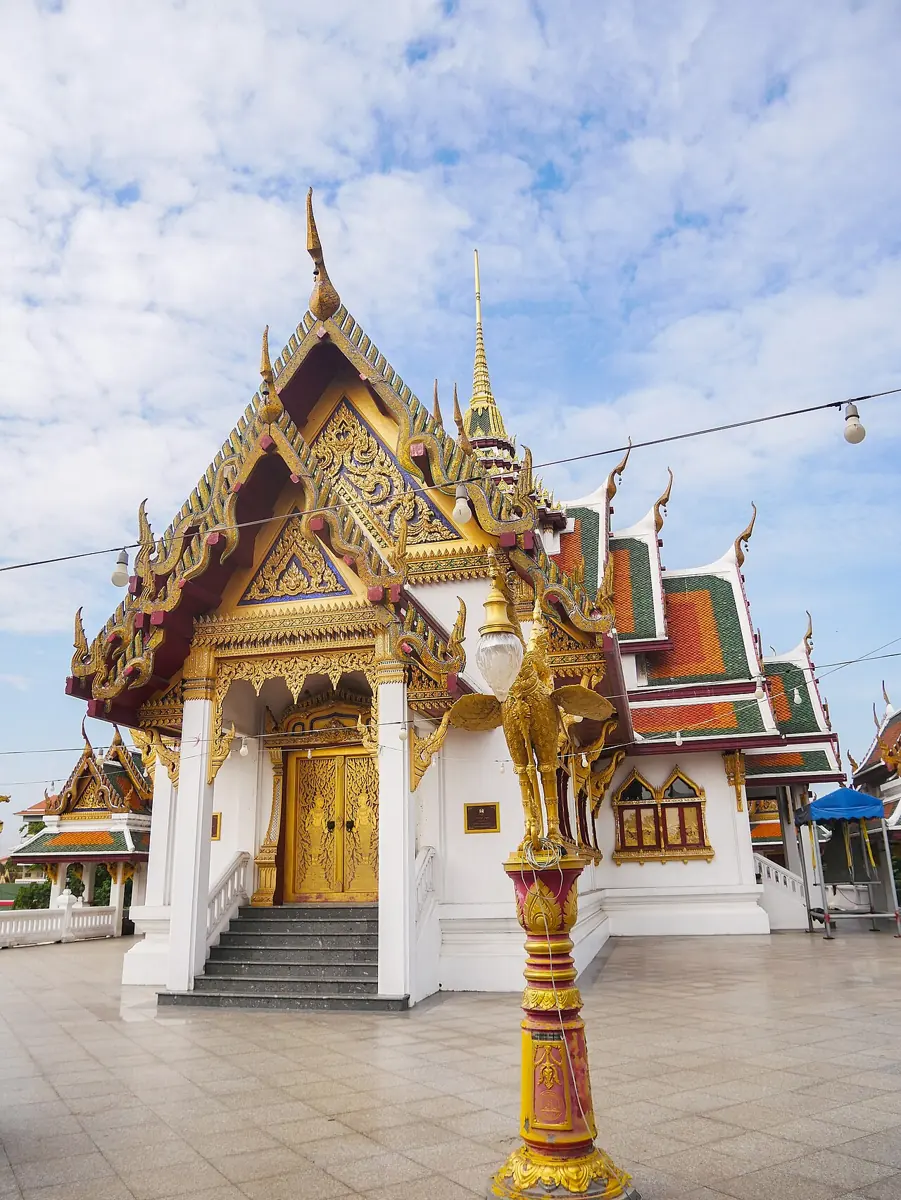 อาคารทรงไทยสีขาวในวัดบึงทองหลาง