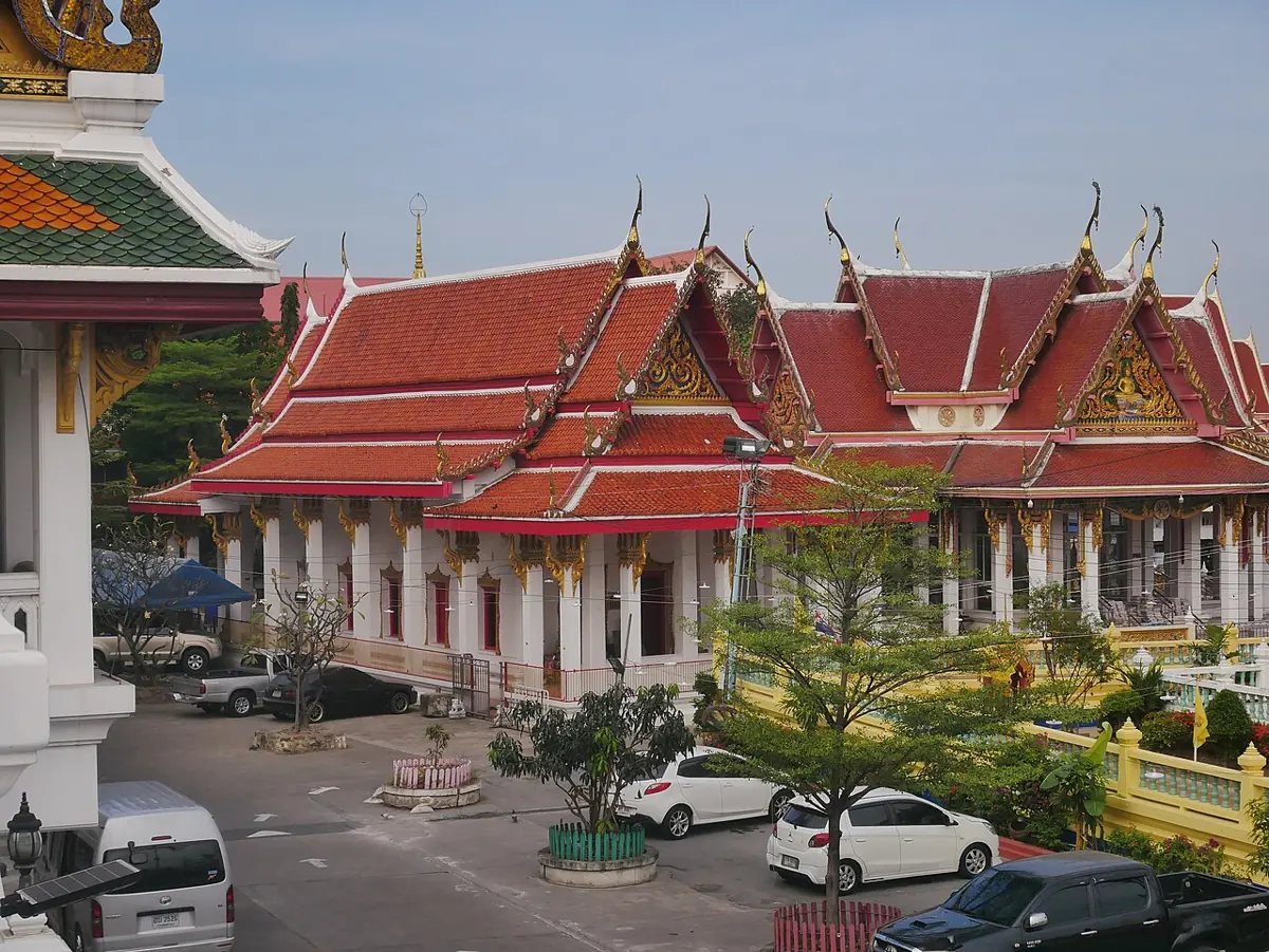 มุมสูงวัดบึงทองหลาง เห็นอาคารหลังคาแดงและลานจอดรถ