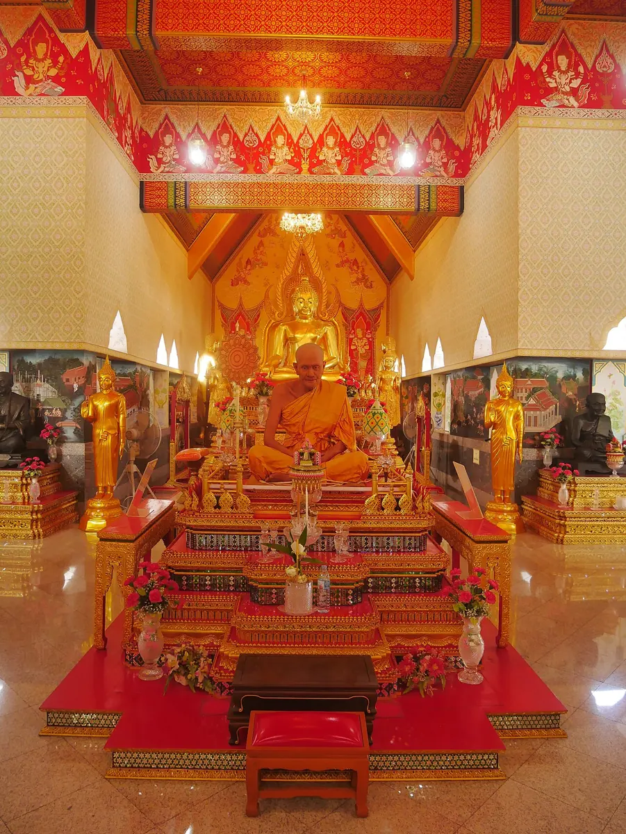 พระประธานภายในอาคารวัดบึงทองหลาง
