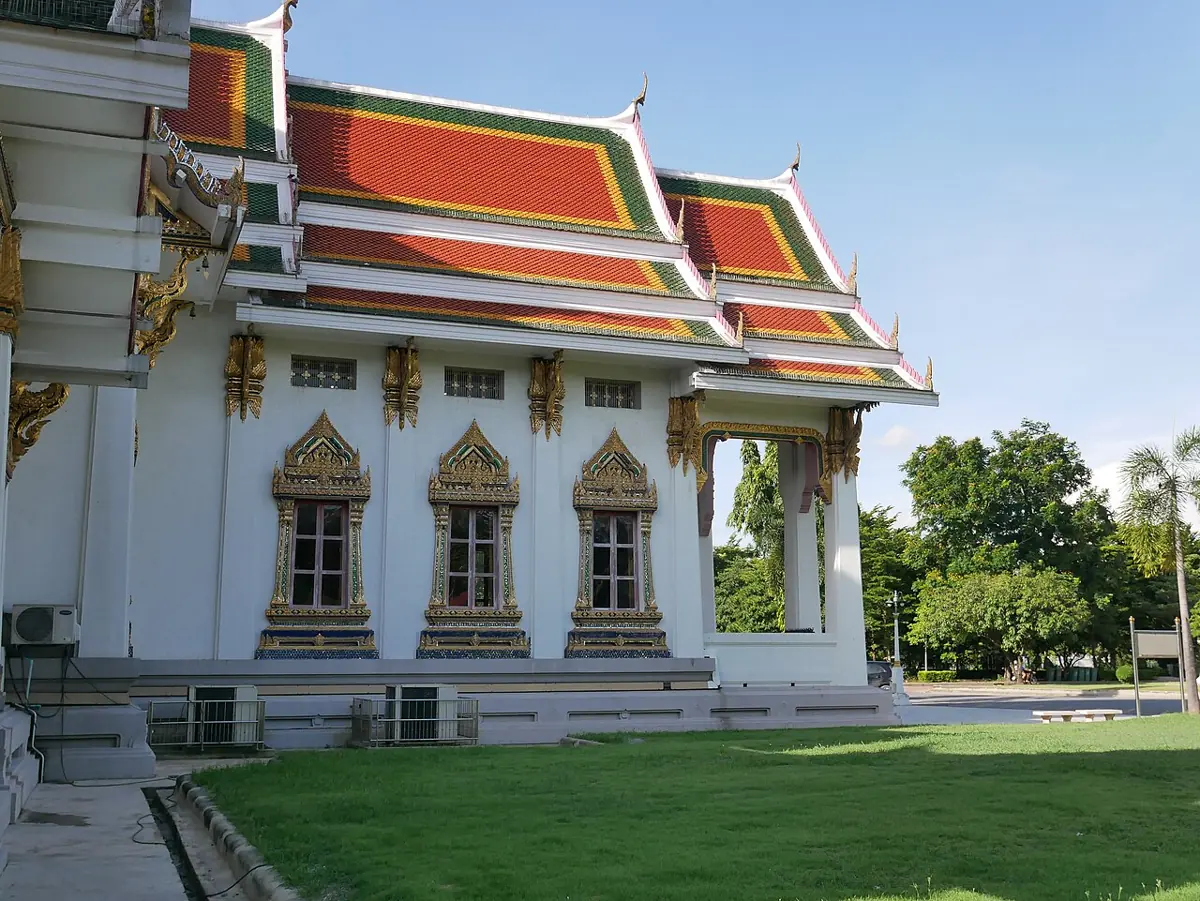 อาคารสีขาวหลังคาส้มในวัดพระศรีมหาธาตุ
