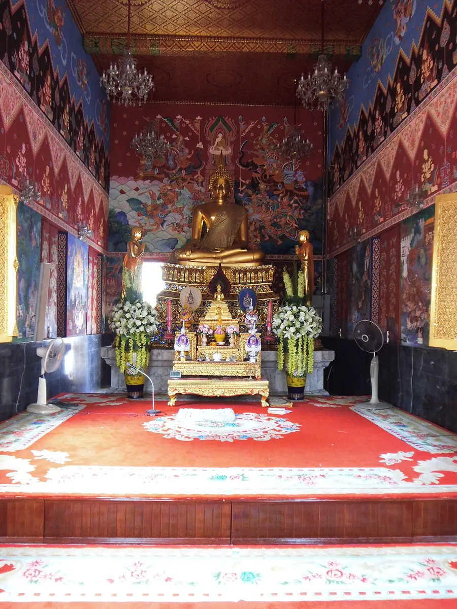 พระประธานภายในอาคารวัดศรีเอี่ยม