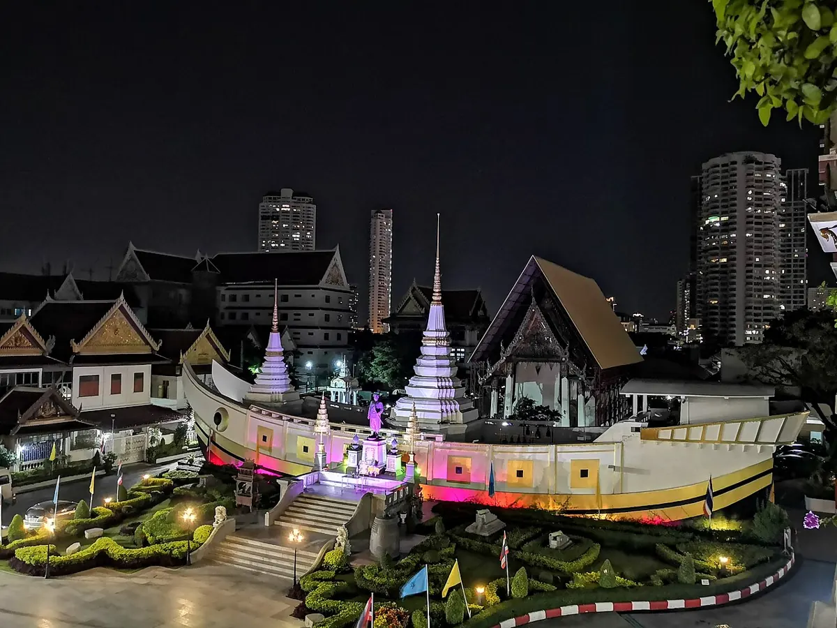สำเภาเจดีย์วัดยานนาวายามค่ำ